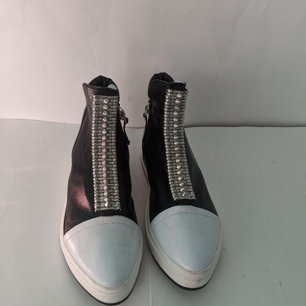 Stylish Black and White Women's High-Top Sneakers - Picture 6 of 6